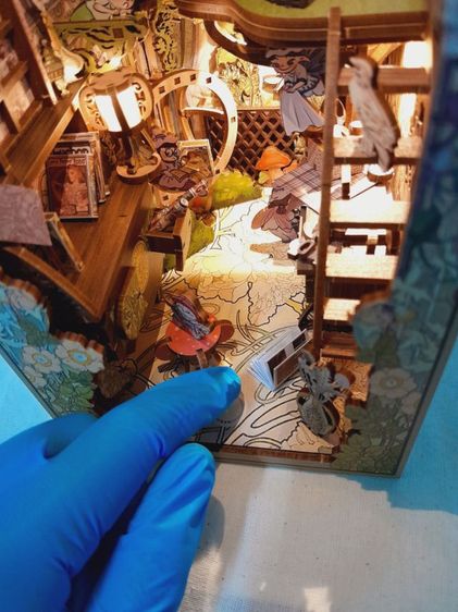 บ้านตุ๊กตาประกอบแล้ว เป็นที่กั้นหนังสือได้

Elven Paradise พร้อมตั้งโชว์ booknook รูปที่ 11