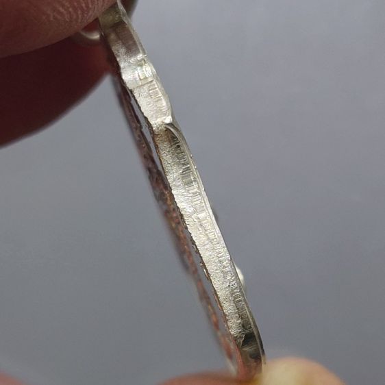 เหรียญพระพุทธชินราช หลัง ภปร. เนื้อเงิน ปี2517 กองทัพภาคที่ 3 จัดสร้าง พร้อมกล่องเดิมๆ หายาก รูปที่ 6