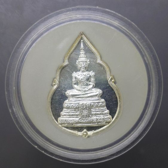 เหรียญพระแก้วมรกต ครบรอบ 64 ปี กรมสรรพสามิต พ.ศ.2539 เนื้อเงินขัดเงา ทรงหยดน้ำ พร้อมตลับ