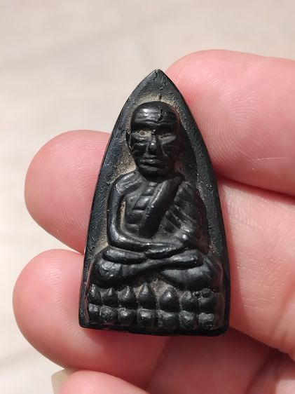 หลวงพ่อทวด หลังเตารีด เนื้อเมฆพัด พิมพ์ใหญ่ A เนื้อเมฆพัด วัดช้างให้ ปี 2505 ด้านหลังเรียบเป็นแอ่ง พระเนื้อเมฆพัดนี้จะมีลักษณะย่นยับคล้ายผ้า รูปที่ 6