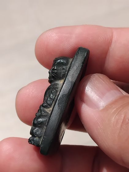 หลวงพ่อทวด หลังเตารีด เนื้อเมฆพัด พิมพ์ใหญ่ A เนื้อเมฆพัด วัดช้างให้ ปี 2505 ด้านหลังเรียบเป็นแอ่ง พระเนื้อเมฆพัดนี้จะมีลักษณะย่นยับคล้ายผ้า รูปที่ 8