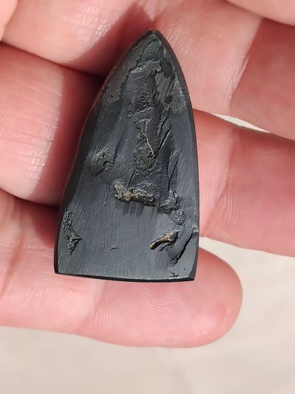 หลวงพ่อทวด หลังเตารีด เนื้อเมฆพัด พิมพ์ใหญ่ A เนื้อเมฆพัด วัดช้างให้ ปี 2505 ด้านหลังเรียบเป็นแอ่ง พระเนื้อเมฆพัดนี้จะมีลักษณะย่นยับคล้ายผ้า รูปที่ 4