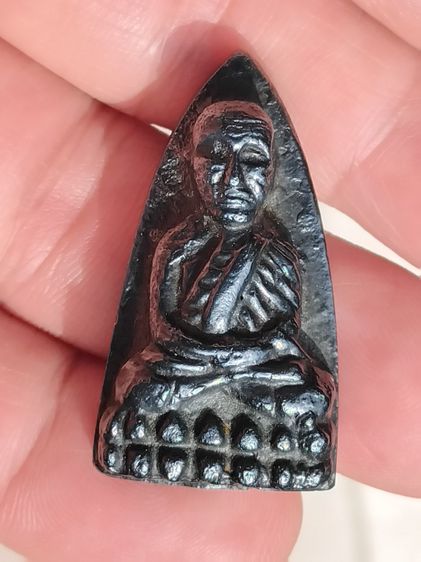 หลวงพ่อทวด หลังเตารีด เนื้อเมฆพัด พิมพ์ใหญ่ A เนื้อเมฆพัด วัดช้างให้ ปี 2505 ด้านหลังเรียบเป็นแอ่ง พระเนื้อเมฆพัดนี้จะมีลักษณะย่นยับคล้ายผ้า