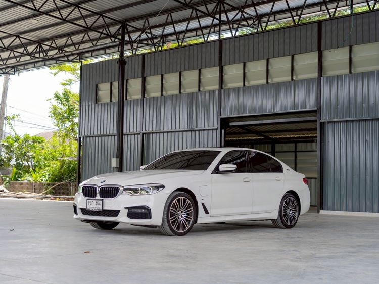 BMW Series 5 2020 530e Sedan ปลั๊กอินไฮบริด (PHEV) ไม่ติดแก๊ส เกียร์อัตโนมัติ ขาว รูปที่ 3