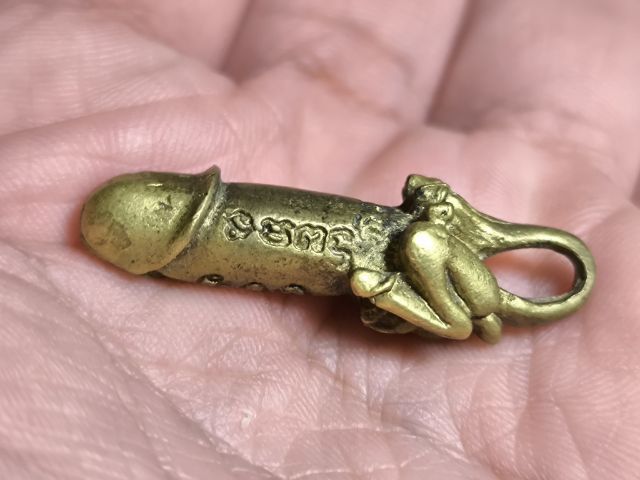 ปลัดขิกหลวงพ่อยิด วัดหนองจอก เนื้อโลหะปีกเครื่องบิน รูปที่ 2