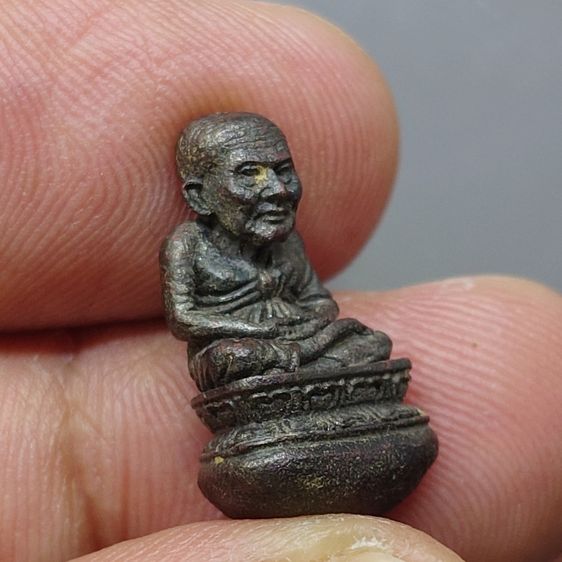 หลวงปู่ทวด รูปหล่อโบราณ พิมพ์เบ้าทุบ เล็ก รุ่นแรก เนื้อเงิน-นวะ วัดประสาทบุญญาวาส ปี2540 พร้อมกล่องเดิม รูปที่ 5