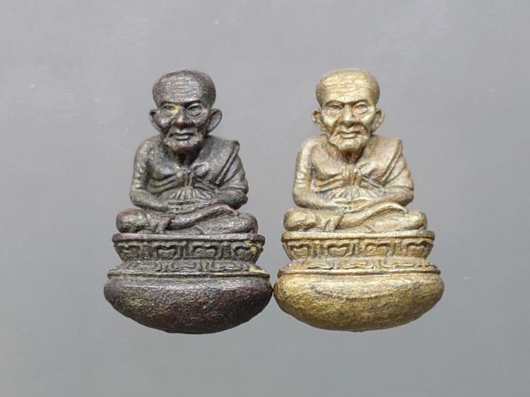 หลวงปู่ทวด รูปหล่อโบราณ พิมพ์เบ้าทุบ เล็ก รุ่นแรก เนื้อเงิน-นวะ วัดประสาทบุญญาวาส ปี2540 พร้อมกล่องเดิม รูปที่ 3