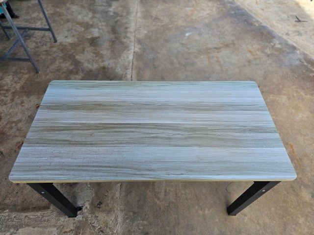 น้ำตาล อื่นๆ .ชุดโต๊ะอาหารไม้หน้าท๊อป ลามีเนต ขาโต๊ะเป็นเหล็ก ปรับระดับได้อิสระ 4 ขา เก้าอี้ไม้หน้าท็อปลามีเนต ขาโต๊ะเป็นเหล็กมีที่พักเท้า โทร081-6344511