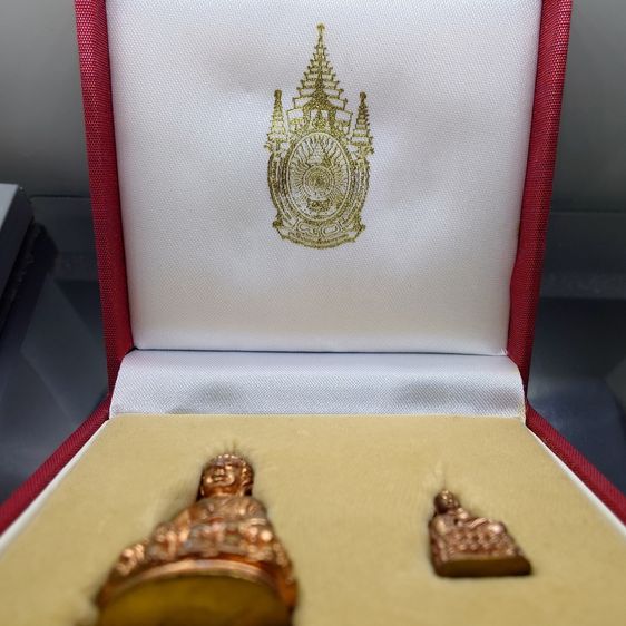 พระกริ่งพระชัยวัฒน์ มหาราช 80 พรรษา รัชกาลที่9 เนื้อนวะโลหะ สมเด็จพระเทพฯ ทรงเททอง ธนาคารออมสิน จัดสร้าง วัดบวรนืเวศวิหาร ปี2550 พร้อมกล่องเ รูปที่ 2