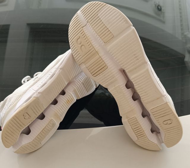 ขาย On Cloud Nova สีขาว สภาพสวย Size 38.5 -24.5cm ของแท้ รูปที่ 4