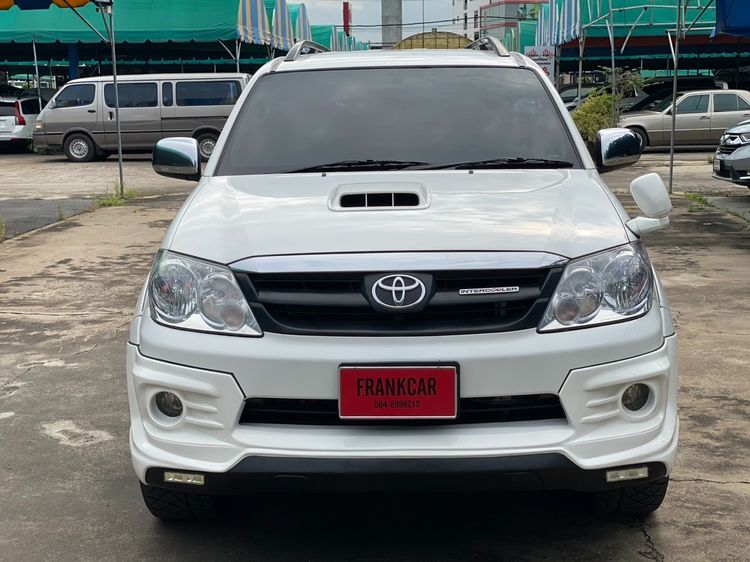 รถ Toyota Fortuner 3.0 TRD Sportivo 4WD สี ขาว