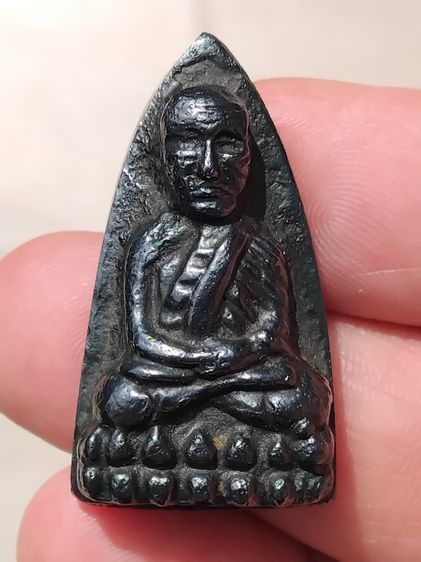 หลวงปู่ทวด หลังเตารีด เนื้อเมฆพัด พิมพ์ใหญ่ A เนื้อเมฆพัด วัดช้างให้ ปี 2505 ด้านหลังเรียบเป็นแอ่ง พระเนื้อเมฆพัดนี้จะมีลักษณะ เหมือนคาราเมล