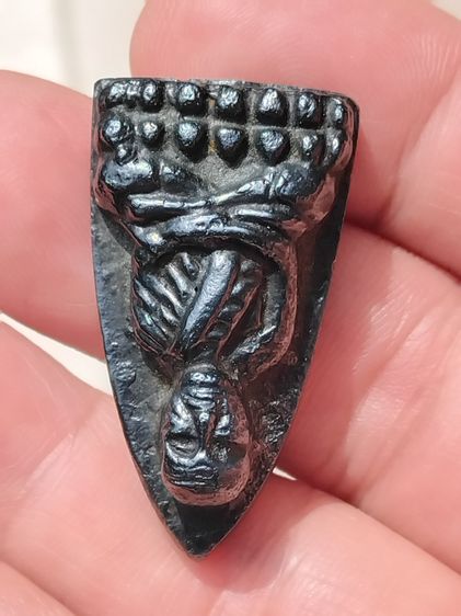 หลวงปู่ทวด หลังเตารีด เนื้อเมฆพัด พิมพ์ใหญ่ A เนื้อเมฆพัด วัดช้างให้ ปี 2505 ด้านหลังเรียบเป็นแอ่ง พระเนื้อเมฆพัดนี้จะมีลักษณะ เหมือนคาราเมล รูปที่ 7