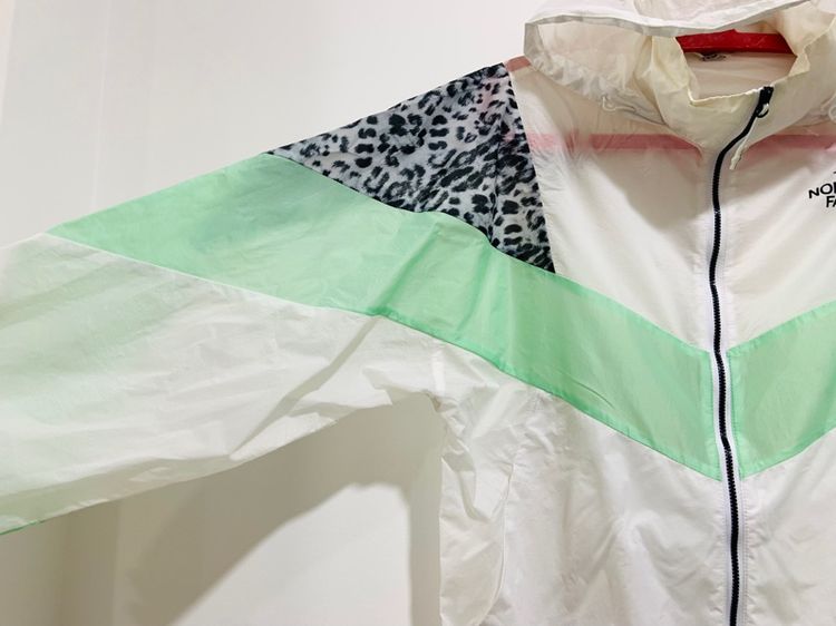 เสื้อกันหหนาว THE NORT FACE แท้ 💯 size S ขนาด อก 22 ยาว 26.5 นิ้ว สภาพใหม่มาก ผ้าร่ม มีที่คลุมหัว ดีเทลสวย หายากน่าสะสมครับ รูปที่ 2