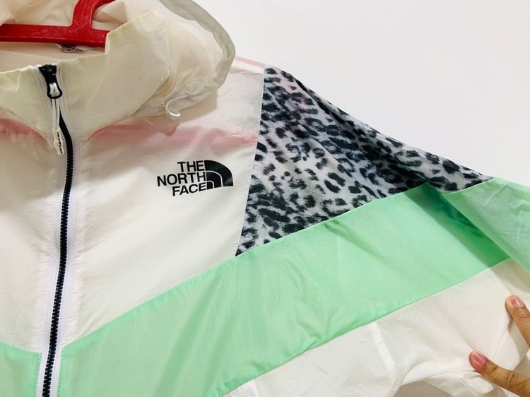 เสื้อกันหหนาว THE NORT FACE แท้ 💯 size S ขนาด อก 22 ยาว 26.5 นิ้ว สภาพใหม่มาก ผ้าร่ม มีที่คลุมหัว ดีเทลสวย หายากน่าสะสมครับ รูปที่ 3