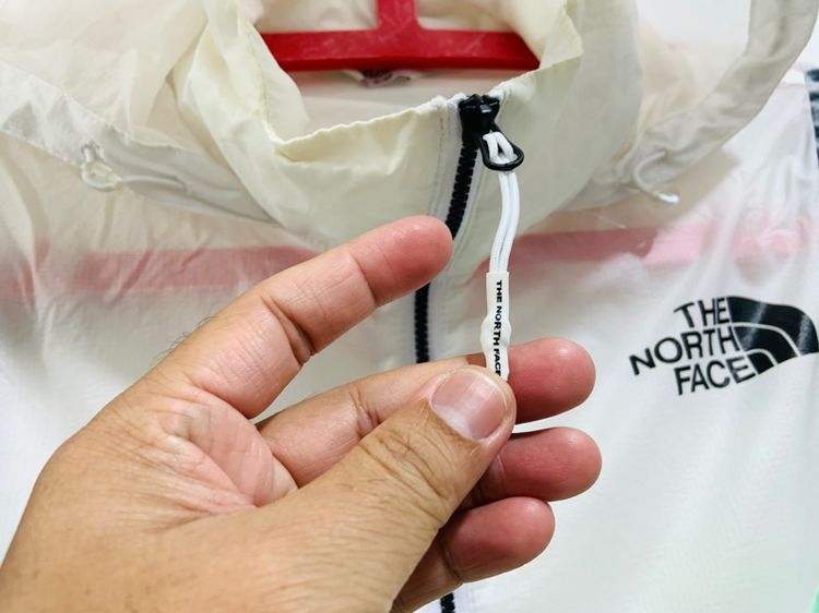 เสื้อกันหหนาว THE NORT FACE แท้ 💯 size S ขนาด อก 22 ยาว 26.5 นิ้ว สภาพใหม่มาก ผ้าร่ม มีที่คลุมหัว ดีเทลสวย หายากน่าสะสมครับ รูปที่ 5