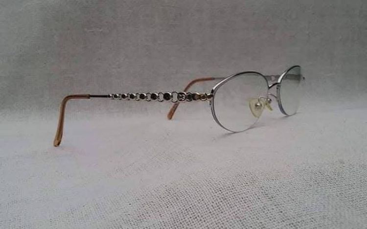 แว่นสายตาสองกษัตริย์–เงิน–ทอง–สัญชาติเยอรมันโดยช่างฝีมือฝรั่งเศส ESCADA 'เอสคาด้า' โมเดลโบราณยุคซีวิลวอร์–วงรี–คลาสสิค เลนส์บลูโพรเทคมัลติโค้ท ค่าสายตายาว 175...Authentic Vintage ESCADA handcrafted in France
 รูปที่ 7