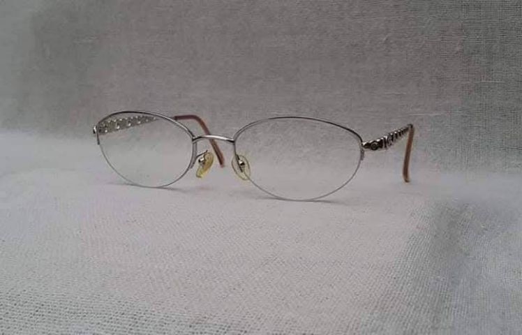 แว่นสายตาสองกษัตริย์–เงิน–ทอง–สัญชาติเยอรมันโดยช่างฝีมือฝรั่งเศส ESCADA 'เอสคาด้า' โมเดลโบราณยุคซีวิลวอร์–วงรี–คลาสสิค เลนส์บลูโพรเทคมัลติโค้ท ค่าสายตายาว 175...Authentic Vintage ESCADA handcrafted in France
 รูปที่ 9