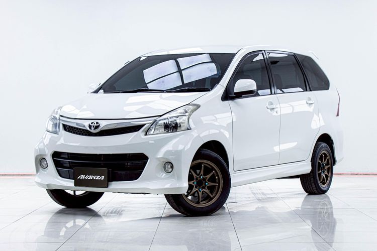 รถ Toyota Avanza 1.5 S สี ขาว