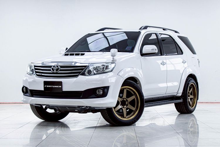 รถ Toyota Fortuner 2.5 V สี ขาว