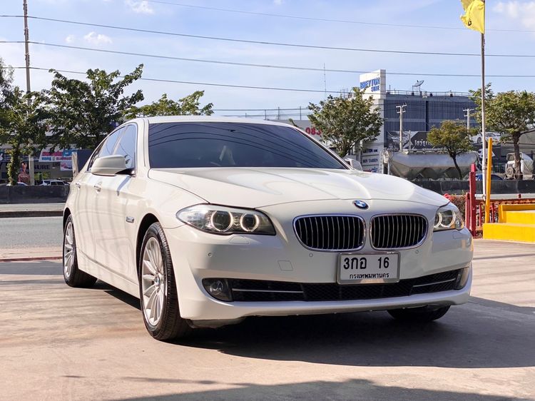 รถ BMW Series 5 528i สี ขาว