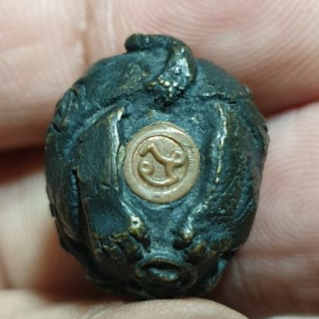 ลูกอมเสือรุ่นแรก หลวงพ่อเพี้ยน วัดเกริ่นกฐิน ปี 2548 เนื้อทองผสมรมดำอุดกริ่ง

สภาพสวยน่ารัก พระแท้ดูง่ายสบายตา รูปที่ 3