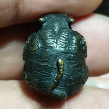 ลูกอมเสือรุ่นแรก หลวงพ่อเพี้ยน วัดเกริ่นกฐิน ปี 2548 เนื้อทองผสมรมดำอุดกริ่ง

สภาพสวยน่ารัก พระแท้ดูง่ายสบายตา รูปที่ 6