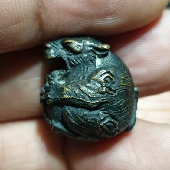 ลูกอมเสือรุ่นแรก หลวงพ่อเพี้ยน วัดเกริ่นกฐิน ปี 2548 เนื้อทองผสมรมดำอุดกริ่ง

สภาพสวยน่ารัก พระแท้ดูง่ายสบายตา รูปที่ 9