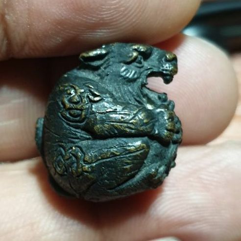 ลูกอมเสือรุ่นแรก หลวงพ่อเพี้ยน วัดเกริ่นกฐิน ปี 2548 เนื้อทองผสมรมดำอุดกริ่ง

สภาพสวยน่ารัก พระแท้ดูง่ายสบายตา รูปที่ 7