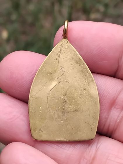 เหรียญหล่อเจ้าสัว รุ่นแรก ปี 2474 เนื้อทองเหลือง หลวงปู่บุญ วัดกลางบางแก้ว นครปฐม จารมือ ห่วงเชื่อม มีจารหลัง  เหรียญบาง มีน้ำหนัก เก่า เนื้ รูปที่ 2