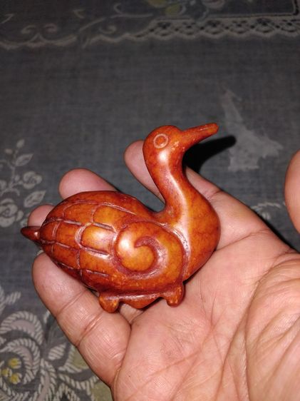 หงษ์ หยกน้ำผึ้ง สีเข้ม แกะสลักเป็นหงษ์ ขนาด กว้าง 2 ยาว 3 นิ้ว มีน้ำหนัก เนื้อดี เนื้อใส มีลายเป็นธรรมชาติ ลูบแล้วไม่คมมือ รับประกัน แท้ ฝีม