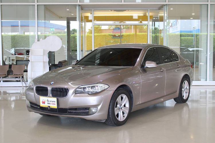 รถ BMW Series 5 523i สี น้ำตาล