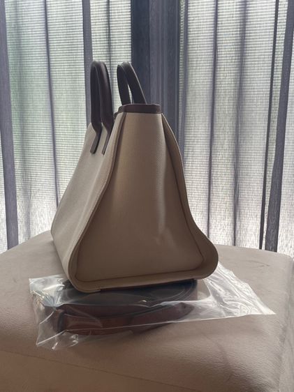 กระเป๋า tote bag ผ้าแคนวาสสีขาว หูจับและสายสะพายหนังแท้ ภายในบุผ้าลายทาง งานสั่งตัด สภาพใหม่ รูปที่ 3