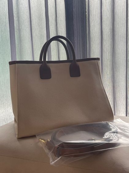 กระเป๋า tote bag ผ้าแคนวาสสีขาว หูจับและสายสะพายหนังแท้ ภายในบุผ้าลายทาง งานสั่งตัด สภาพใหม่ รูปที่ 2