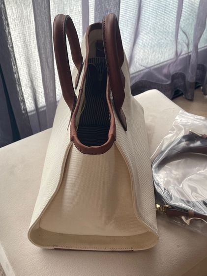 กระเป๋า tote bag ผ้าแคนวาสสีขาว หูจับและสายสะพายหนังแท้ ภายในบุผ้าลายทาง งานสั่งตัด สภาพใหม่ รูปที่ 5