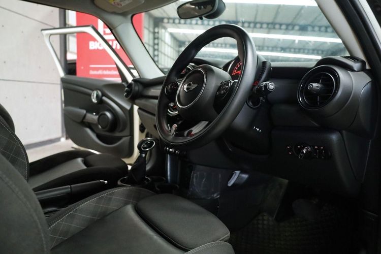 Mini COOPER 5 DOOR HATCH 2017 1.5 Sedan เบนซิน ไม่ติดแก๊ส เกียร์อัตโนมัติ ขาว รูปที่ 3