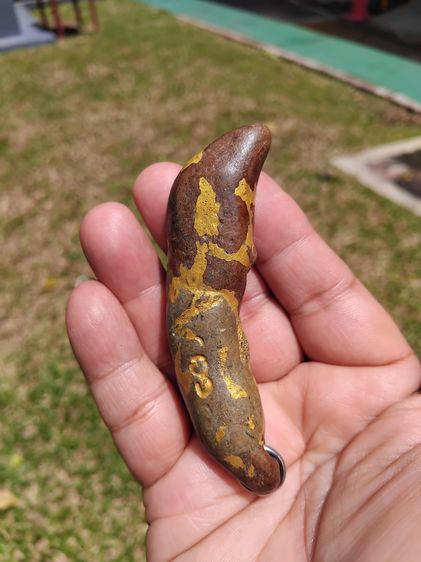 เครื่องราง จารมือ กลายเป็นหิน ผิวสีเขียวสลับแดง ทาสีทอง มีรู ขนาด 3 นิ้ง ผิวมัน แห้งเหี่ยว แข็ง มีน้ำหนัก เก่า แท้ แปลก หายาก ไม่รู้ที่  พุท รูปที่ 6