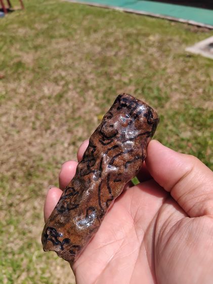 ตะกรุด จารมือ เนื้อผง ผิวสีน้ำตาลเข้ม ขนาด 4 นิ้ว ผิวมัน แห้งเหี่ยว แข็ง มีน้ำหนัก เก่า แท้ แปลก หายาก ไม่รู้ที่  พุทธคุณโดดเด่นทางด้าน เมตต รูปที่ 3