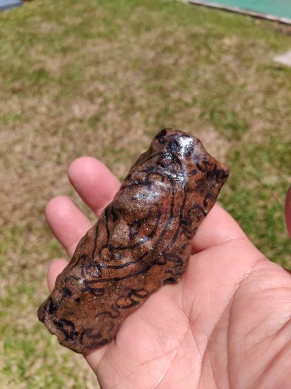 ตะกรุด จารมือ เนื้อผง ผิวสีน้ำตาลเข้ม ขนาด 4 นิ้ว ผิวมัน แห้งเหี่ยว แข็ง มีน้ำหนัก เก่า แท้ แปลก หายาก ไม่รู้ที่  พุทธคุณโดดเด่นทางด้าน เมตต รูปที่ 2