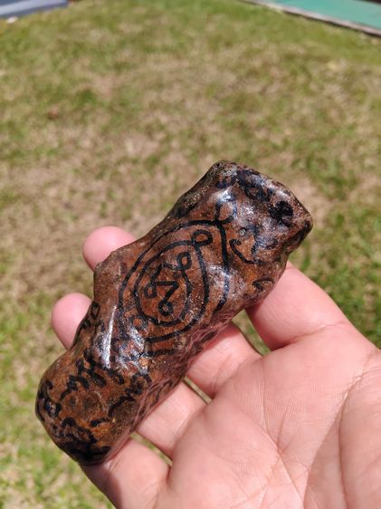 ตะกรุด จารมือ เนื้อผง ผิวสีน้ำตาลเข้ม ขนาด 4 นิ้ว ผิวมัน แห้งเหี่ยว แข็ง มีน้ำหนัก เก่า แท้ แปลก หายาก ไม่รู้ที่  พุทธคุณโดดเด่นทางด้าน เมตต