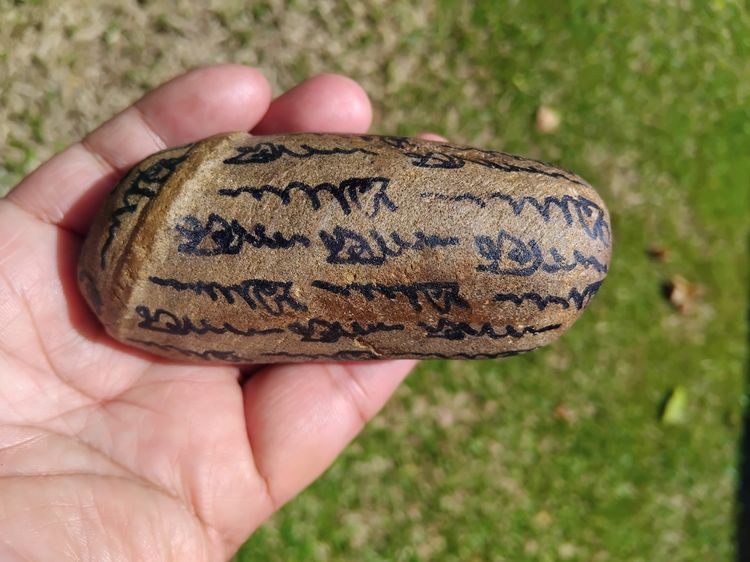 ปลักขิก จารมือทั้งตัว เนื้อหิน ผิวสีน้ำตาล ขนาดประมาณ 4 นิ้ว ผิวมัน แห้งเหี่ยว แข็ง มีน้ำหนักมาก ตัวอ้วนใหญ่ เก่า แท้ แปลก หายาก ไม่รู้ที่  