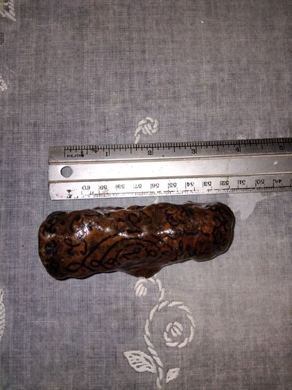 ตะกรุด จารมือ เนื้อผง ผิวสีน้ำตาลเข้ม ขนาด 4 นิ้ว ผิวมัน แห้งเหี่ยว แข็ง มีน้ำหนัก เก่า แท้ แปลก หายาก ไม่รู้ที่  พุทธคุณโดดเด่นทางด้าน เมตต รูปที่ 8