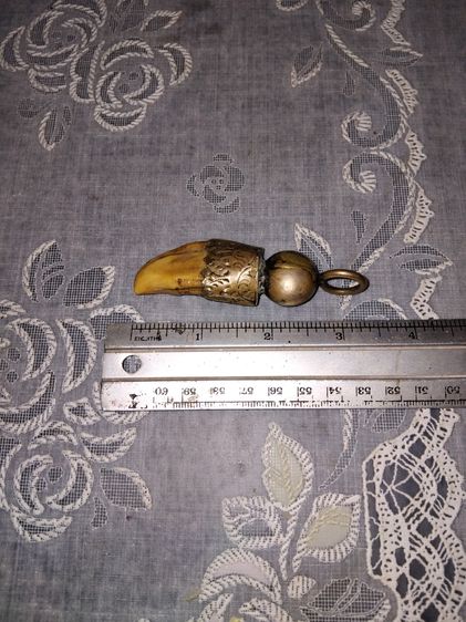 เครื่องราง เลี่ยมจับขอบแบบโบราณ บรรจุกริ่ง ขนาดประมาณ 3 นิ้ว ผิวสีน้ำผึ้ง ฉ่ำ มัน แห้งเหี่ยว มีน้ำหนักมาก ขนาดอ้วนใหญ่ เก่ามาก แท้ แปลก หายา รูปที่ 7