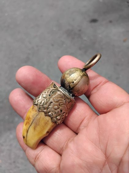 เครื่องราง เลี่ยมจับขอบแบบโบราณ บรรจุกริ่ง ขนาดประมาณ 3 นิ้ว ผิวสีน้ำผึ้ง ฉ่ำ มัน แห้งเหี่ยว มีน้ำหนักมาก ขนาดอ้วนใหญ่ เก่ามาก แท้ แปลก หายา