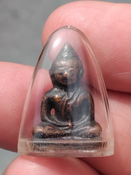 พระชัยวัฒน์ เนื้อโลหะ ขี้เบ้าเดิมตามซอกองค์พระ สวย คม ชัด ดูง่าย แท้ เก่าจริง หายาก เลี่ยมพลาสติก ไม่รู้ที่ พุทธคุณท่านครบเครื่องด้านเมตตามห