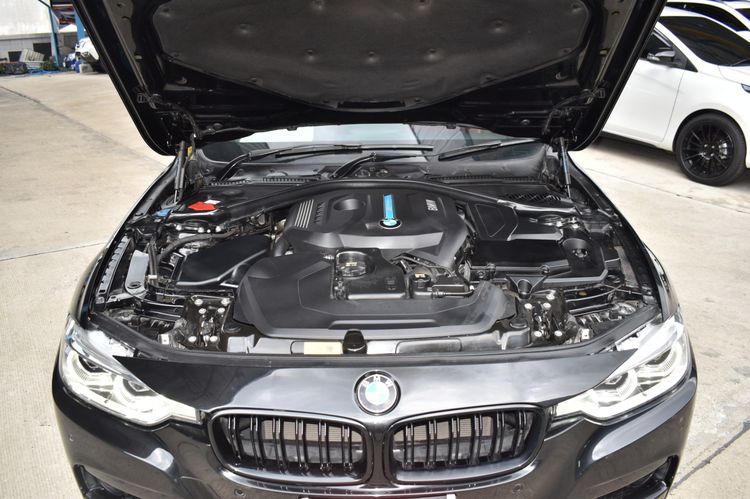BMW Series 3 2018 330e Sedan เบนซิน ไม่ติดแก๊ส เกียร์อัตโนมัติ ดำ รูปที่ 4