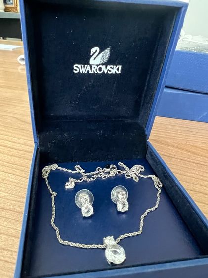 สร้อยคอพร้อมจี้ และ ตุ้มหู Swarovski 