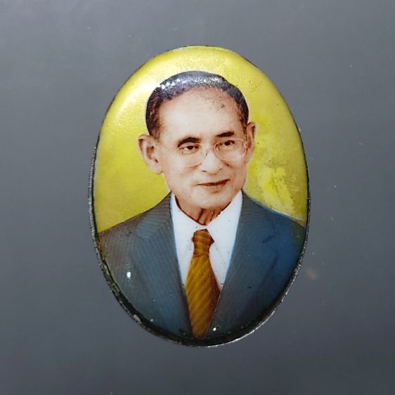 ล็อกเก็ตในหลวงรัชกาลที่ 9 พิมพ์รีใหญ่ ฉากสีทอง หลังสแตนเลส บรรจุมวลสารจิตรลดา ฝังพระยอดธง มงคลระลึกครบ 25 ปี มูลนิธิศรีรัตนโกสินทร์ วัดสุทธา รูปที่ 3