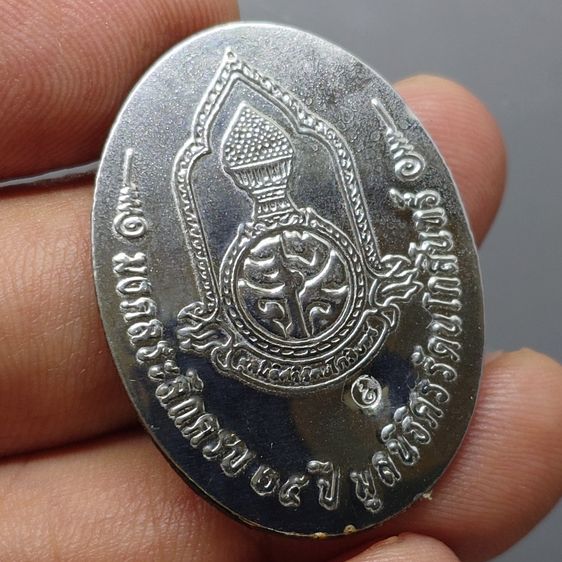 ล็อกเก็ตในหลวงรัชกาลที่ 9 พิมพ์รีใหญ่ ฉากสีฟ้า หลังสแตนเลส มงคลระลึกครบ 25 ปี มูลนิธิศรีรัตนโกสินทร์ วัดสุทธาราม พ.ศ.2550 ตลับเดิม รูปที่ 6