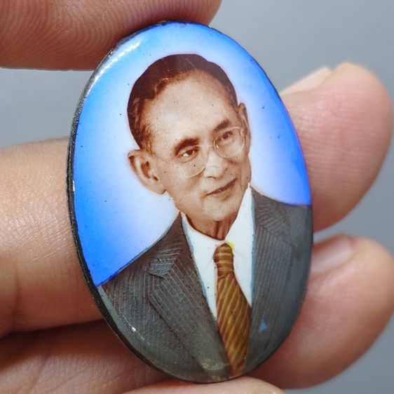 ล็อกเก็ตในหลวงรัชกาลที่ 9 พิมพ์รีใหญ่ ฉากสีฟ้า หลังสแตนเลส มงคลระลึกครบ 25 ปี มูลนิธิศรีรัตนโกสินทร์ วัดสุทธาราม พ.ศ.2550 ตลับเดิม รูปที่ 5